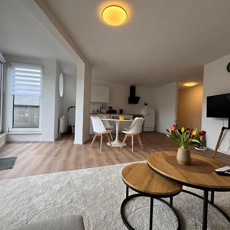 Zentrales Mit Dachterrasse Und Parkplatz